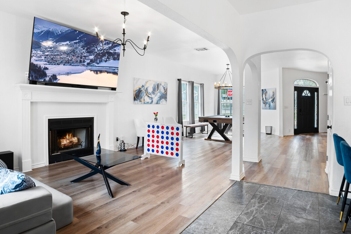 Habitación familiar con TV de 85 pulgadas y monte Pulldown, con sofá de dos plazas / futón convertible