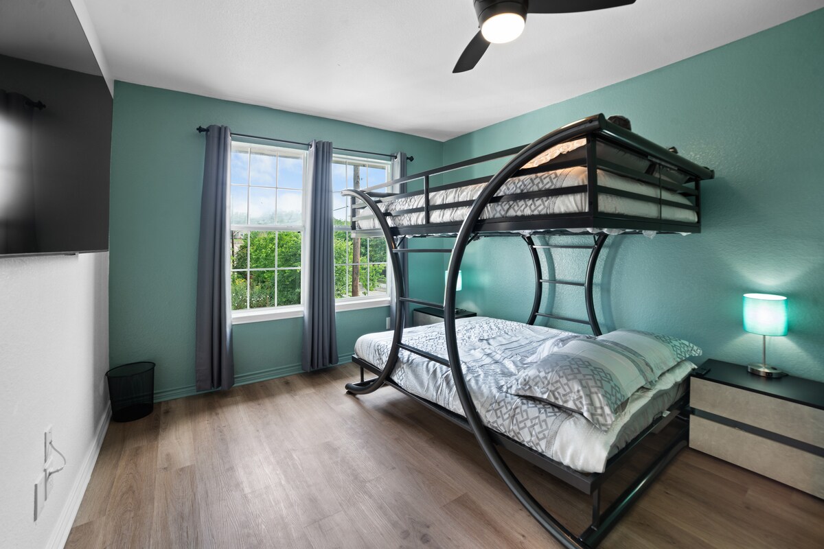 Dormitorio con litera completa y TV Samsung 4K de 65 pulgadas