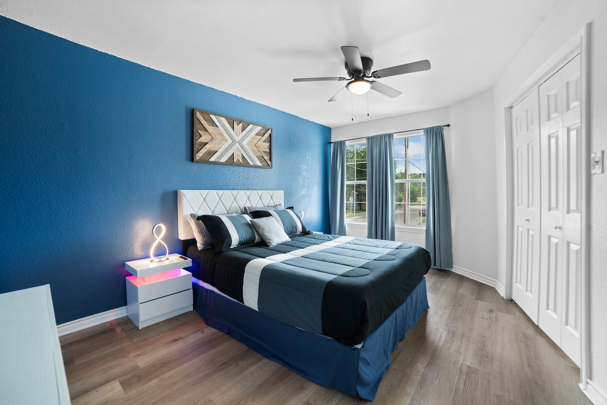 Dormitorio en el segundo piso con cama tamaño queen y TV Samsung 4K de 65 pulgadas