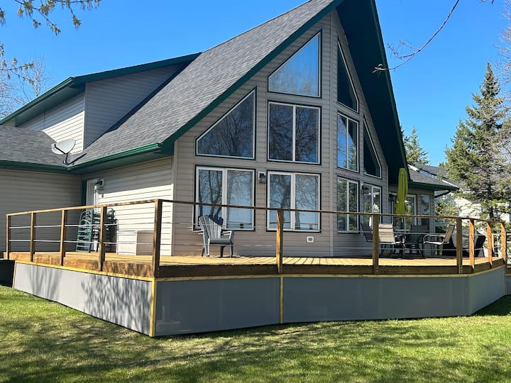 Beautiful Lakefront Home, Hot Tub Houses for Rent in Arnes, Manitoba