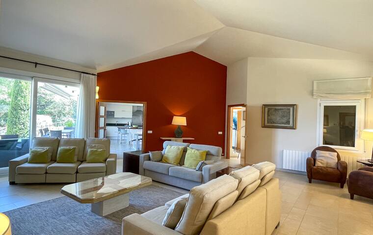 *Private Villa with Sea Views gallery image 3