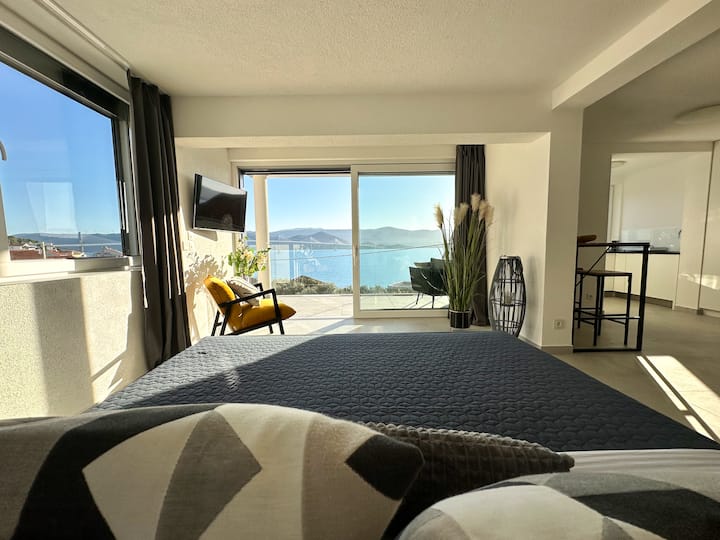 Double pleasure: 2 studios with sea views and pool