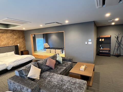 Japanese and Western-style rooms, a hot spring inn with barrier-free baths that are good for the ski