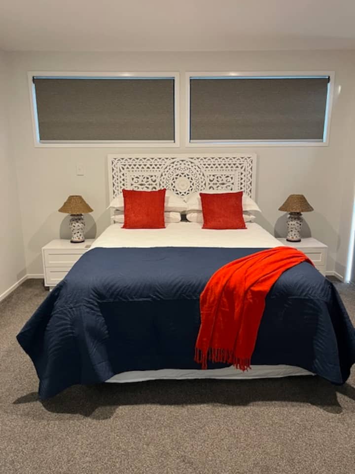 Cama tamaño queen con baño privado y terraza privada con dosel motorizado al bosque y puestas de sol/contemplación de estrellas.  El único sonido será el extraño kiwi