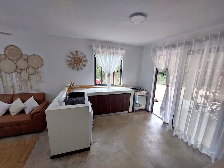 Vitajte v útulnom útočisku, kde je každý kút navrhnutý tak, aby vás objal v pohodlí a pohodlí.