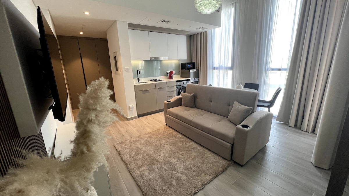 Popular Airbnb listing: Modern and Designer Studio in Midtown in Me'aisem First