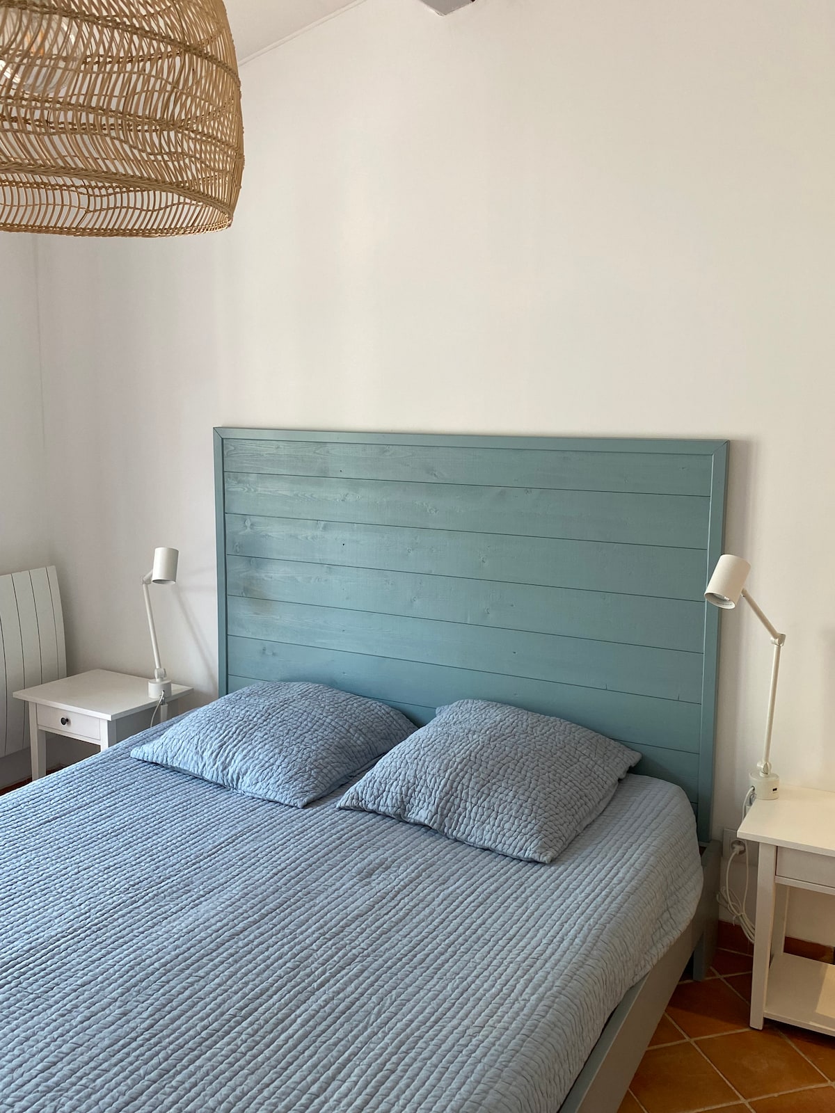 חדר שינה ראשי עם 3 ארונות