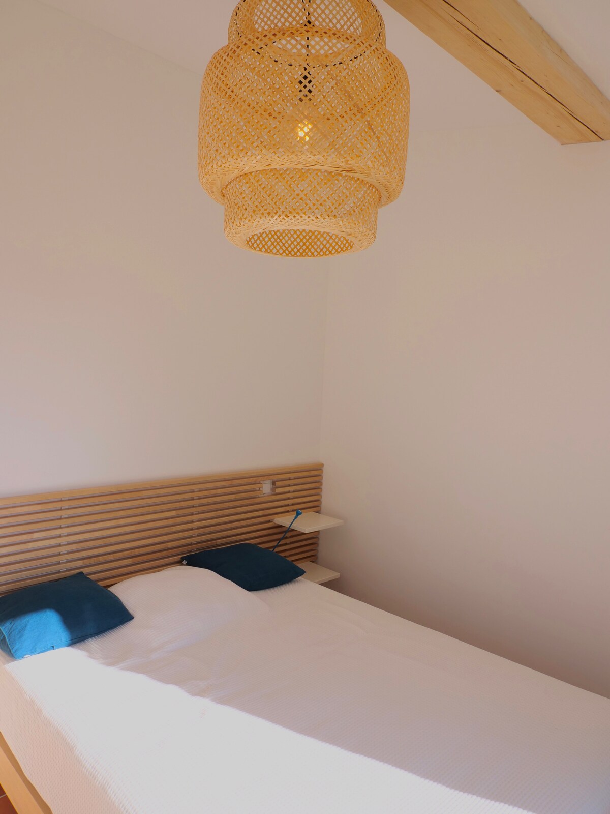 חדר שינה שלישי עם מיטה זוגית בגודל 140x200 וגישה ישירה לגינה האחורית