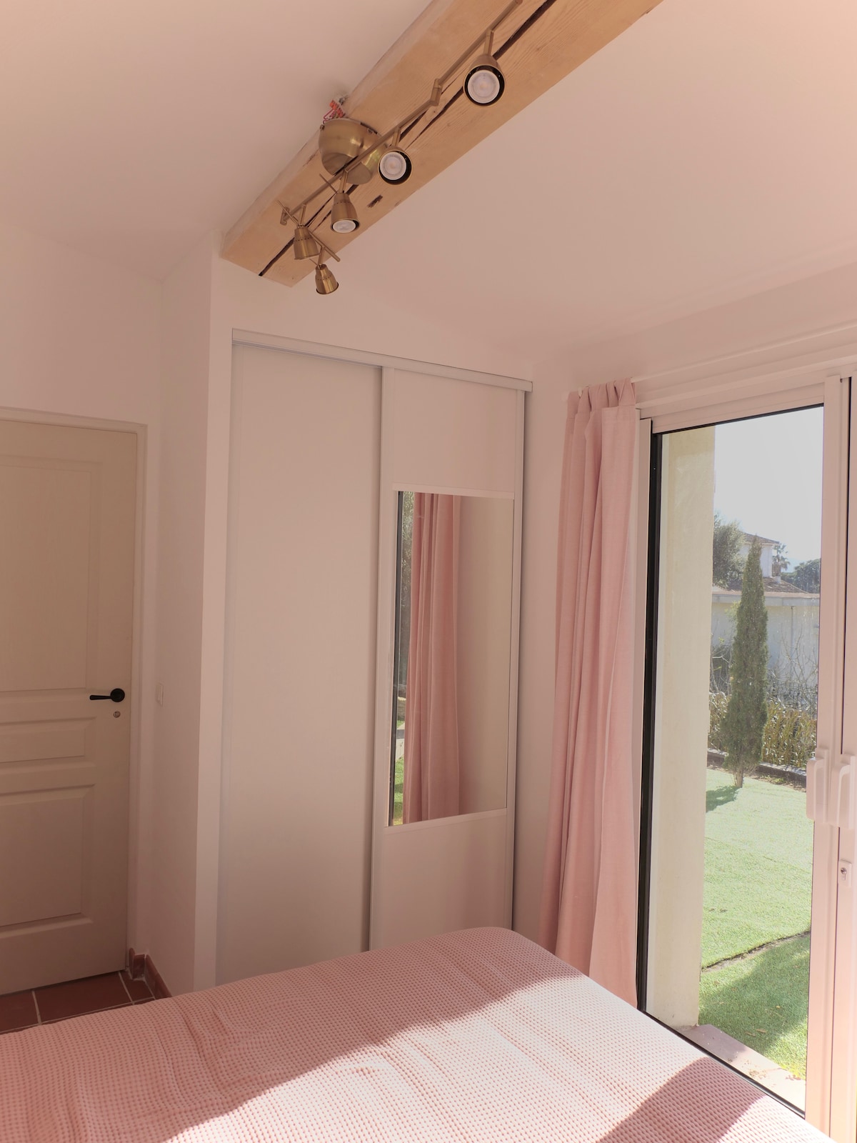 חדר שינה שני, עם ארון