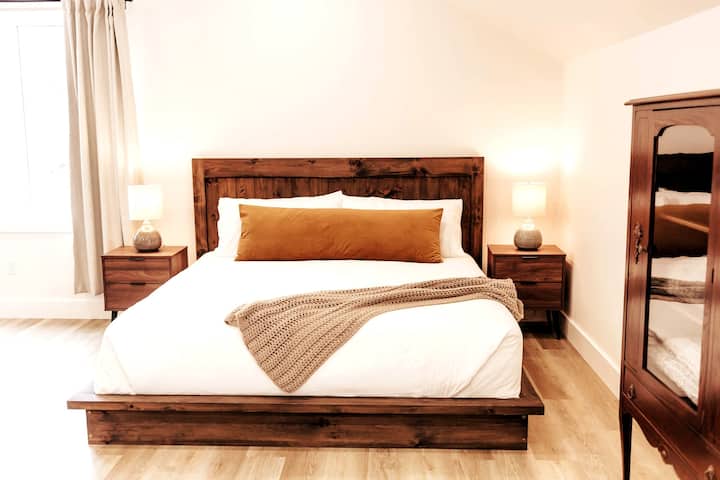 Maple Acres Loft - Forest views & King bed