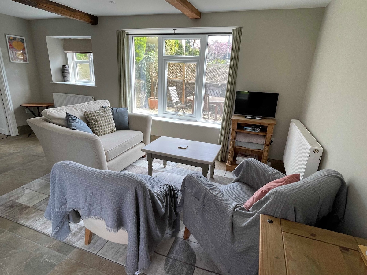 Successful Airbnb property: Quiet village cottage nr Bruton in Somerset