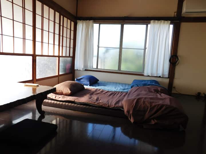 זה חדר שינה נוח עם אור שמש.