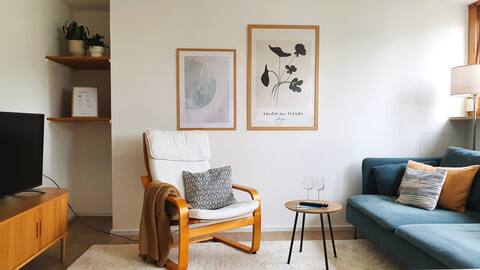 Bright, cozy & near the lake
