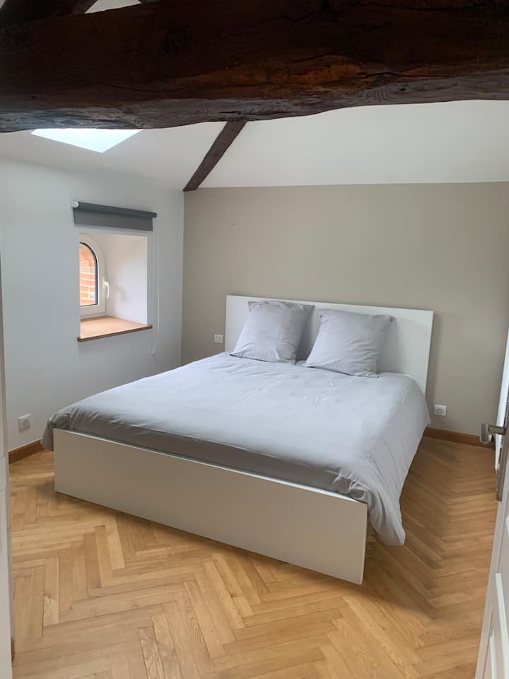 Dhoma e dytë e gjumit në krye
1 krevat 160X190
1 dollap me rafte dhe gardërobë me varëse