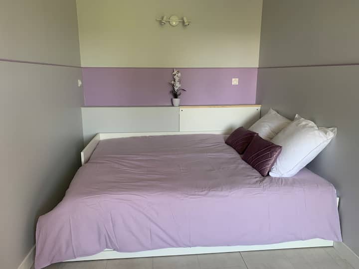 Dhoma e tretë e gjumit poshtë 
1 krevat 160X190
1 krevat 160x190
2 karrige