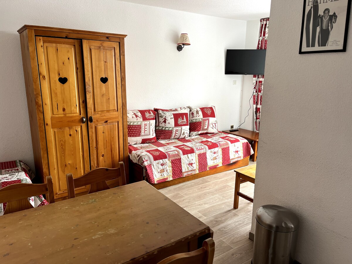 Дневна соба со 3 x единечни кревети, Google TV, со ChromeCast, греење, складирање облека