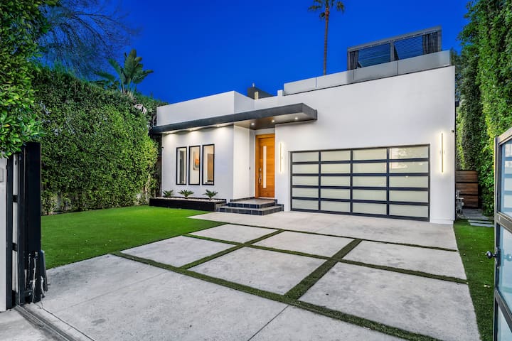 Luxury Modern with Gym/pool