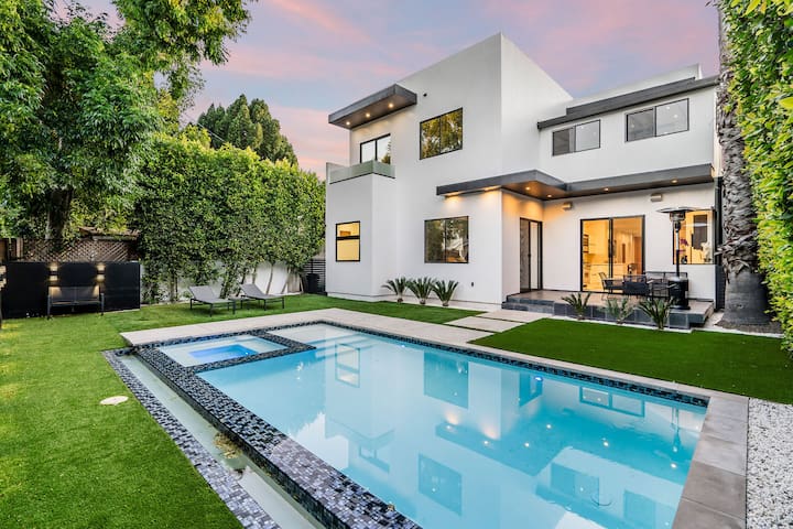 Luxury Modern with Gym/pool gallery image 2