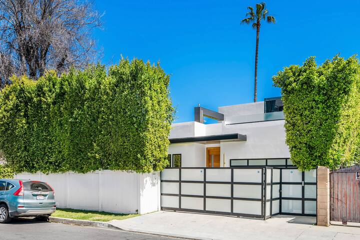 Luxury Modern with Gym/pool gallery image 3