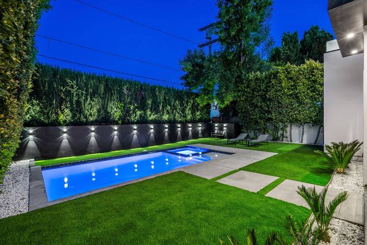 Luxury Modern with Gym/pool gallery image 4