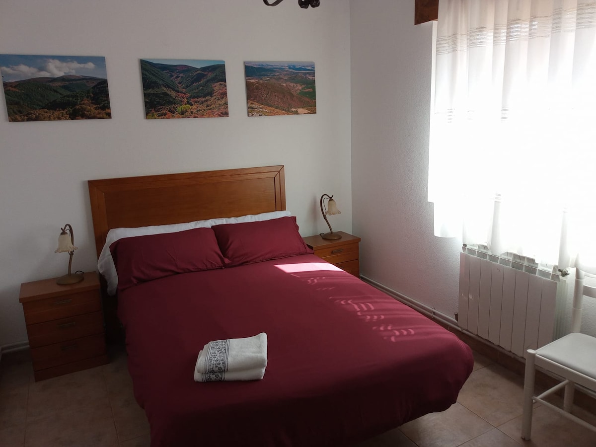 1階にあるダブルベッドルームとバスルーム。サン・バルトロメ・アラルシアの田舎の家