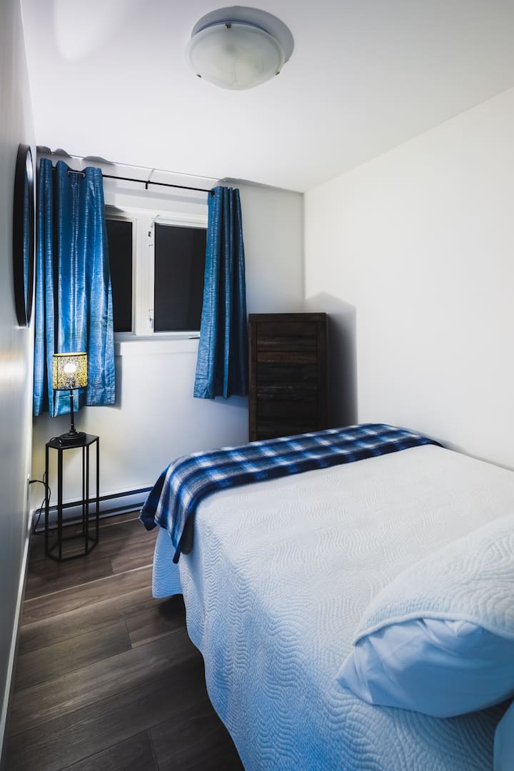 Druga spavaća soba s bračnim krevetom i komodom za odlaganje