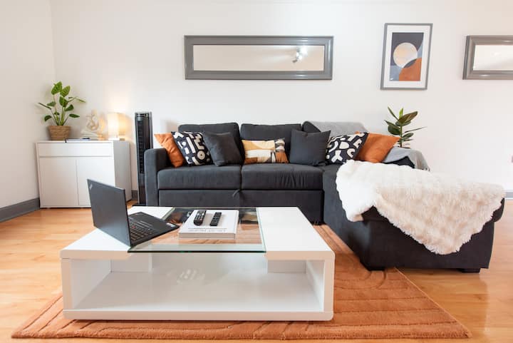 Amplia y acogedora sala de estar con un gran televisor inteligente, canales de streaming, juegos y todo lo que necesitas para una estancia hogareña.