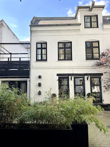 203m2 Townhouse with Rooftop & Courtyard Prime Loc