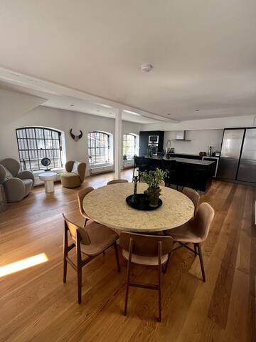 203m2 Townhouse with Rooftop & Courtyard Prime Loc gallery image 2