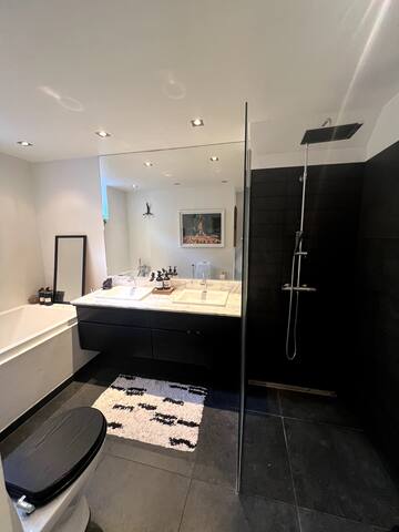 203m2 Townhouse with Rooftop & Courtyard Prime Loc gallery image 5