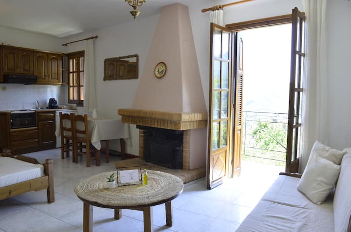 Le të hyjë flladi i freskët... Apartamenti ka një orientim juglindor dhe është i ndritshëm, së bashku me një pamje të bukur nga ballkoni i vet.