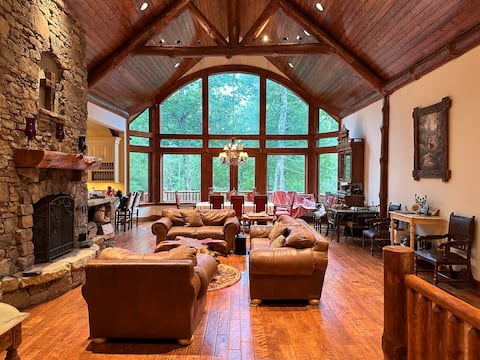Luxury mountain retreat | views, fire pit, creek