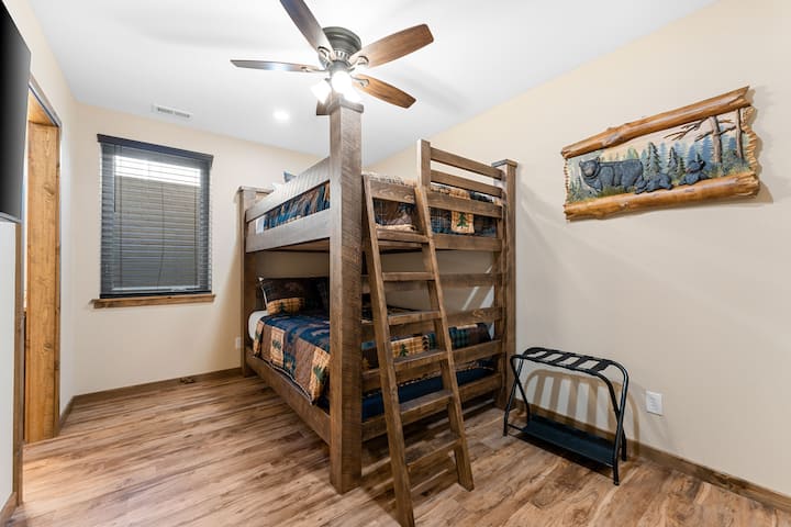 Slaapkamer op de benedenverdieping met queensize stapelbed en een eigen badkamer.