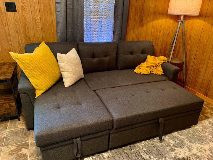 Jednoduchá šmýkačka, rozkladacia pohovka v plnej veľkosti s plachtami a vankúšmi umiestnenými vo vnútri ležadla.