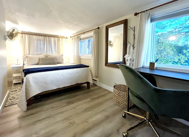 Ჩვენ გავეცანით ბევრ სხვა მასპინძელს და შევუკვეთეთ პოპულარული ლეიბი და ბალიშები მაღალი მიმოხილვებით! Ამ ოთახს აქვს სამუშაო სივრცე, საიდანაც არაჩვეულებრივი ხედი იშლება.
