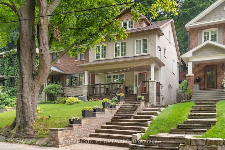 Perfect Family Getaway in The Beaches: 5-Bedrooms