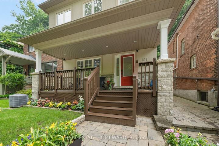 Perfect Family Getaway in The Beaches: 5-Bedrooms gallery image 2