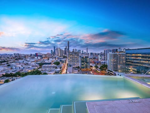 Walk to James St ~ Luxe Apt w/ Parking, Gym & Pool