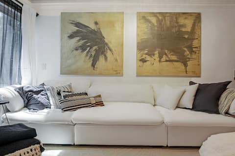 The Whole Condo Artist's Home in The Forest，1414ft