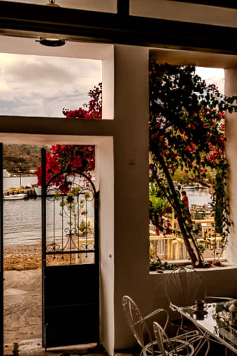 Katapola Mary Guesthouse