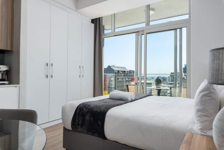 Შესანიშნავად რომ დაიძინოთ, ბინას აქვს კომფორტული საწოლი დიდი ზომის და 85% -იანი უშუქო ფარდები.