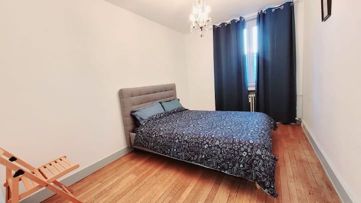 Chambre 1 avec un lit double