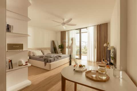 Big balcony/Lake view/Chill vibe Studio Apartment