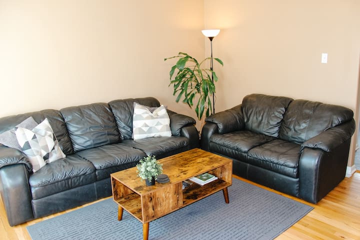 ☀️ Comfortable 2 Bedroom Home in Sargent Park ☀️