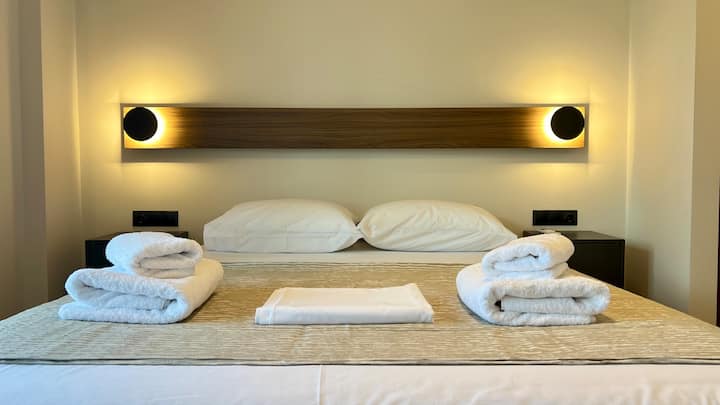 قم بإضاءة لياليك في غرفة نومنا المصممة بشكل جميل، حيث تخلق الإضاءة الناعمة أجواء دافئة وجذابة للنوم المريح