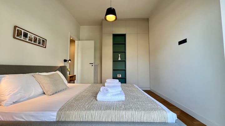 تحتوي غرفة النوم الثانية على خزانة كبيرة الحجم، مما يوفر مساحة واسعة لتعليق ملابسك وتخزينها أثناء إقامتك