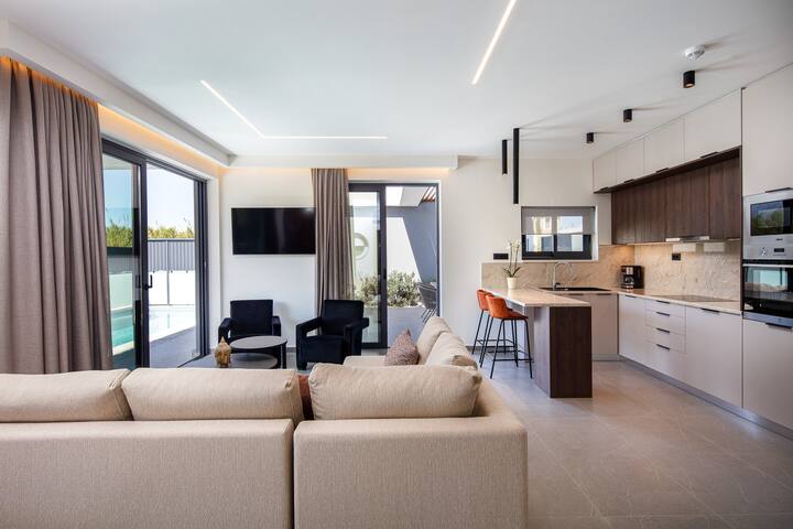 Modern Coastal Villa w/ Daily Housekeeping gallery image 5