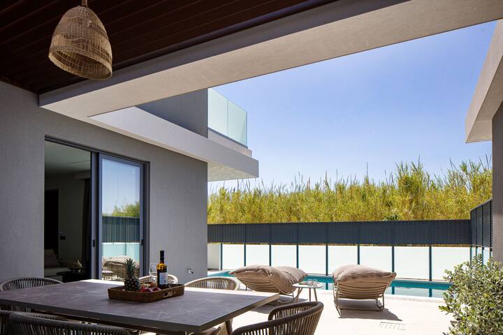 Modern Coastal Villa w/ Daily Housekeeping gallery image 3