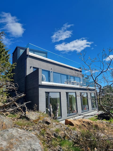 The Clifftop - private with extensive sea view