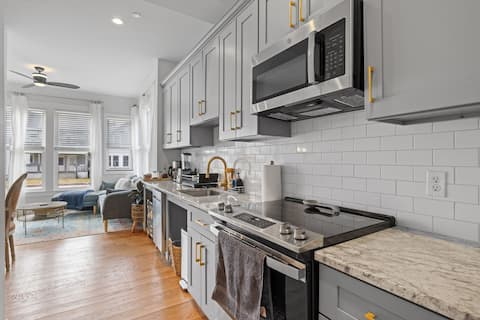 The Sanctuary ~ Central, Luxury New 2BR ~ King Bed